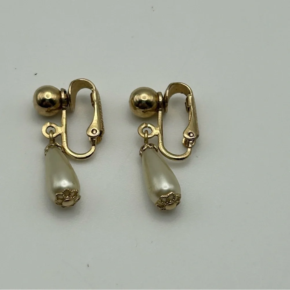 Sarah Coventry Cream Faux Pearl Clip On Dangle Earrings Gold Tone